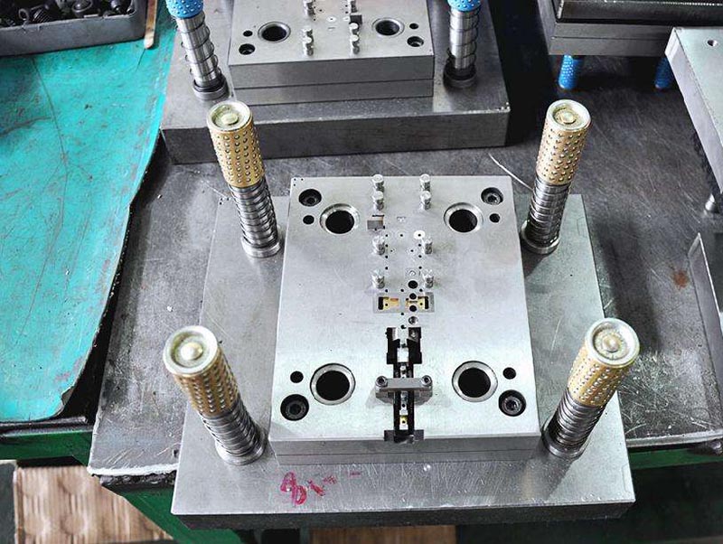 玉州模具制造-01